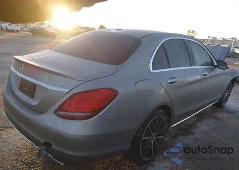 2019 Mercedes-Benz C 300 z USA, uszkodzony, nr VIN 55SWF8DB0KU304712